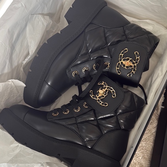 CHANEL Lambskin & Calfskin Combat Boots/Glossy Leather - Picture 4 of 9